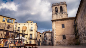 Samstag Markt an der Seite des Klosters Sant Pere in der Placa Prat de Sant Pere in Besalú. Die Klosterkirche wurde im XII Jahrhundert erbaut. Der Ort ist seit 1966 als Kulturgut (Bien de Interés Cultural) in der Kategorie Conjunto histórico-artístico anerkannt. Samstag Markt an der Seite des Klosters Sant Pere in der Placa Prat de Sant Pere in Besalú. Die Klosterkirche wurde im XII Jahrhundert erbaut. Der Ort ist seit 1966 als Kulturgut (Bien de Interés Cultural) in der Kategorie Conjunto histórico-artístico anerkannt.
